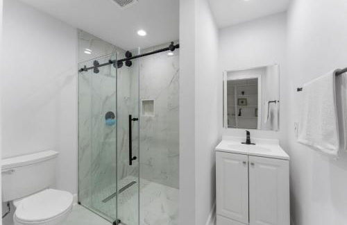 1734 Comfort Stay, 2 Bedrooms, 2 Bath with Kitchen & Wi-Fi - Foto 10