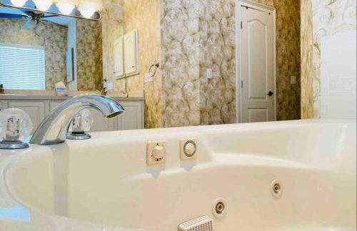 Luxury Heated Pool Home, Hot tub, King bed suite - Foto 39