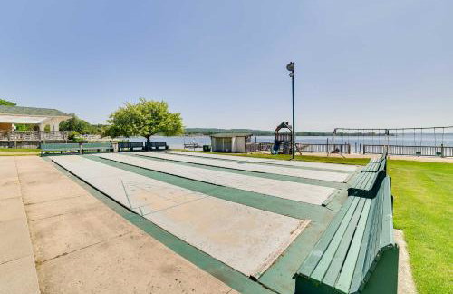 Beachfront Onekama Vacation Rental with Balcony! - Foto 23