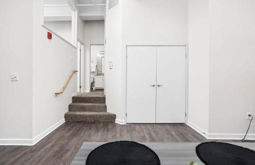 BOLD 2BR 2BA In The Block Apartment by CozySuites - Foto 15