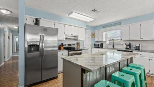 Anchors Away - Private Pool, Seasonal Hot Tub, Game Room, Walk to Beach, Pets OK - Foto 3, stove, dishwasher, pet friendly, toaster, minibar
