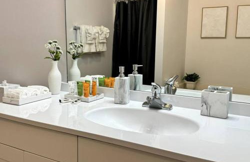 Bright Spacious Renovated Home Master on Main - Foto 20