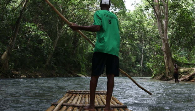 Traversez la Martha Brae River