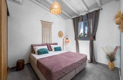 Antonakis Villa Secret Pool & Hot Tub Hideaway - Photo 35