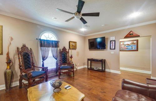 Homey Greenwood Getaway with Patio and Backyard - Foto 7