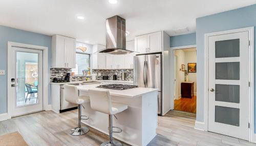 Poolside Bungalow with Fire Pit Fun and King Suite - Foto 4