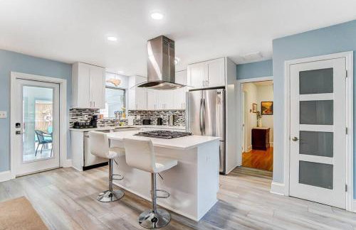 Poolside Bungalow with Fire Pit Fun and King Suite - Foto 4