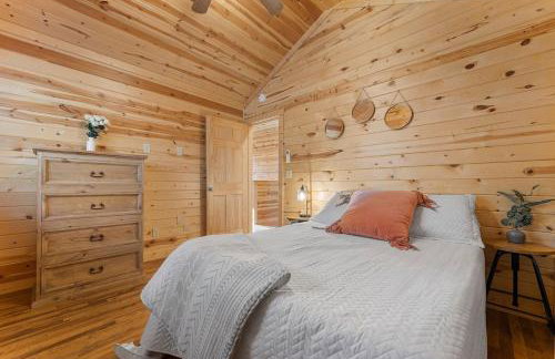 Cabin 1 - Peaceful Cabin Near River with Fire Pit and Hot Tub - Foto 37