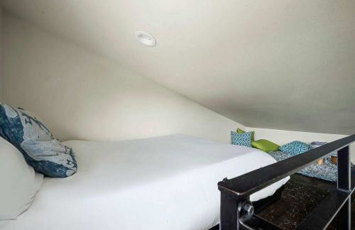 Charming Lake Getaway with Loft - Pickleball & BBQ - Foto 10