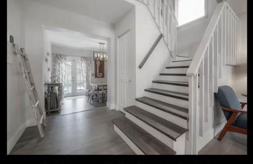 Central Perk Retreat | Heated Pool + Zoo 1 Block! - Foto 27