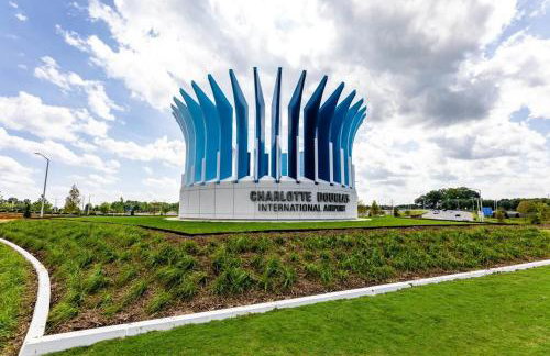 2BR Home with Fenced Backyard, Minutes to Uptown - Foto 17