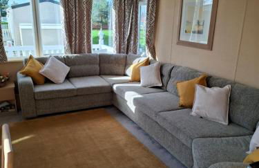 Caravan with hot tub at Tattershall lakes - Foto 5