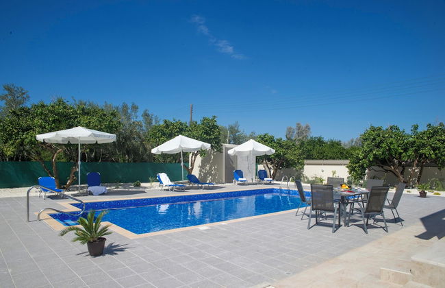 Stunning new Beach Front Villa,1st Line to the Beach, Large Pool, Wonderful Area - Foto 42
