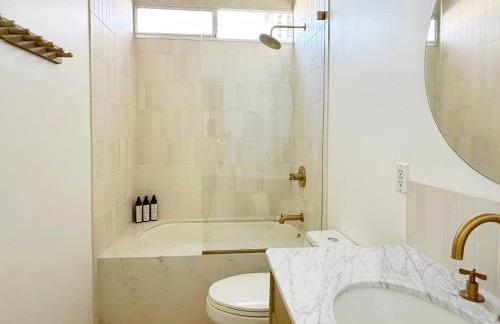 Retro Rendezvous Pool and Spa MidCentury Modern Home - Foto 59