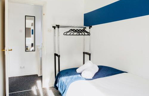 Cozy 3-Bed Retreat Near Manchester Airport Ideal for Families & Groups - Foto 13