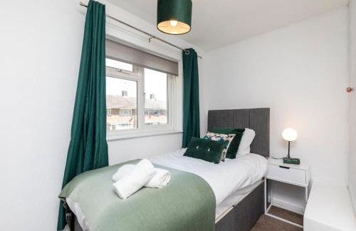 Findon House Spacious 3 bedroom, contractor, relocations friendly,10mins from GATWICK Airport, free parking, WIFI, garden, CRAWLEY - Photo 12