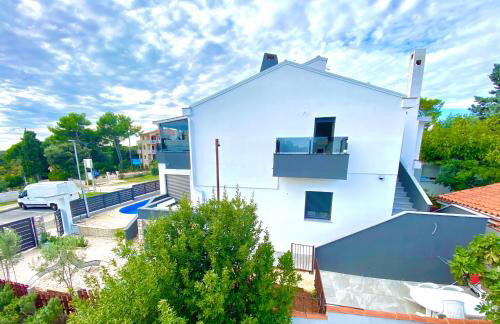 SANJA - with a large covered terrace and pool - Foto 26