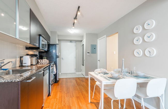 Stylish Suite in Downtown Toronto - Photo 13