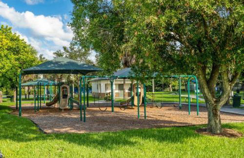 Roxanas 3bed 2bath Home with Modern Interior and BBQ Backyard - Photo 3