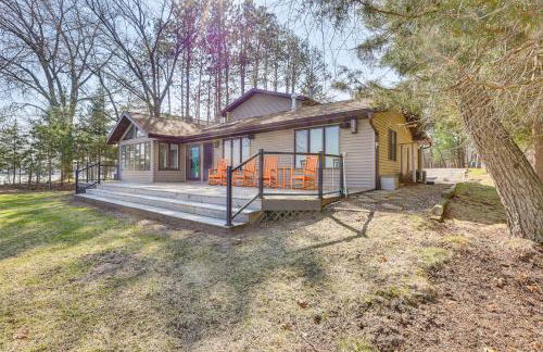 Lake Wisconsin Retreat with Dock Great for Groups! - Foto 30