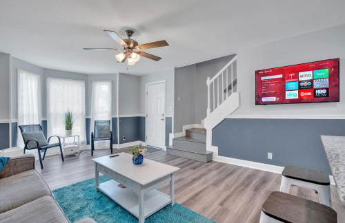 Shades of Gray 4BR Home w Mini Fridges - Foto 12