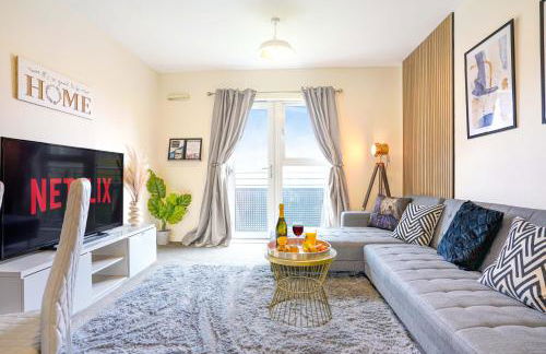 Stylish Canal Side Apartment - City Centre - Free Parking, Balcony, Smart TV, Fast Wifi by Yoko Property - Photo 13