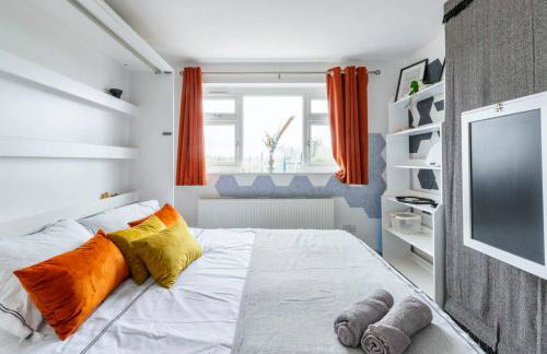 Bright & Stylish 4-Bed Home in the Heart of Morden - Photo 11