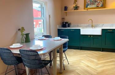 Spacious home in Leeds ideal for gatherings with free parking - Foto 44