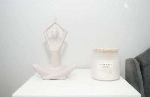 Luxury 3-Bedroom Home , with Free parking - Photo 29