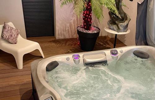 cocoon romantique avec jacuzzi proche plage - Photo 3