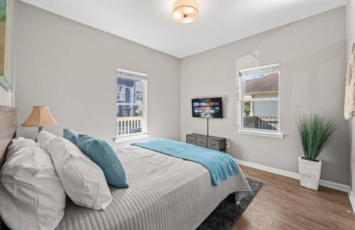 2BR Home with Fenced Backyard, Minutes to Uptown - Foto 29