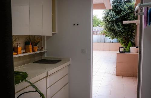 Luxury 2BR Spacious & Stylish with Patio near Metro - Foto 23