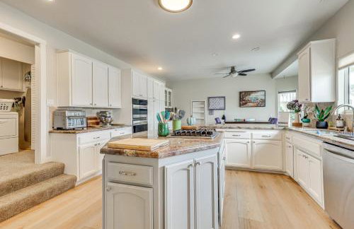 San Marcos Getaway with Deck and Lake Views! - Foto 14