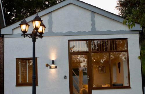 Honey Bee Cottage Tiny House Welshpool - Photo 1