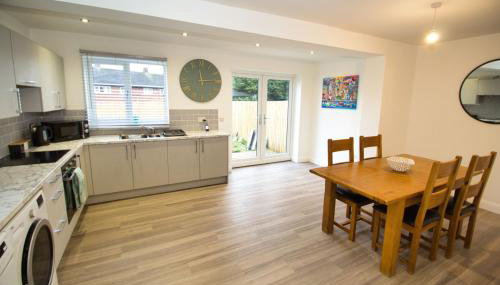 3 Bed Semi - Refurbished High Standard - Off Street Parking - Large Garden - Dog Friendly - Fast Wifi - Foto 3, stove, dishwasher, pet friendly, minibar