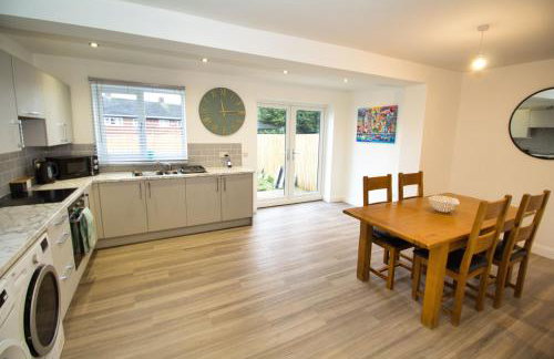 3 Bed Semi - Refurbished High Standard - Off Street Parking - Large Garden - Dog Friendly - Fast Wifi - Foto 3