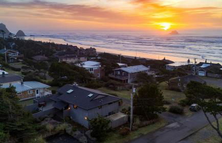 Half Block to Beach w/ Oceanview, Patio + Balcony The Shore Pine by Avantstay - Foto 82
