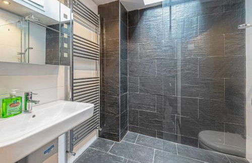 Character Townhouse in Town Centre & Superb Views - Foto 25