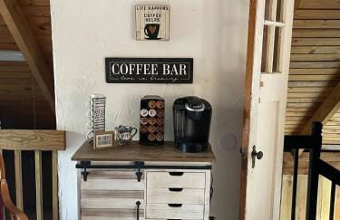 Rustic Mountaintop Cabin on small farm with WiFi - Foto 6