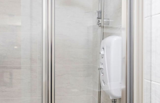 Bedford Hospitalsouth Wing4 Guests3 Bedswifi - Photo 25