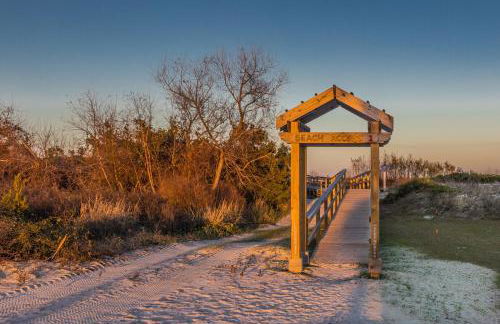 New Listing - Marsh Views Short Walk to Beach and Pools - Double Decks - Foto 27