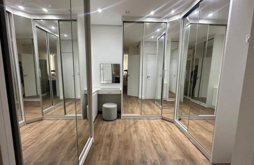 Alto padrão com ar, garagem, sacada integrada - Foto 7