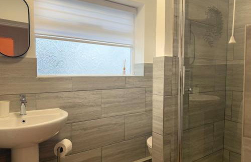 Chase View 1 Bed Sleeps 4 Parking WiFi Contractors - Foto 17