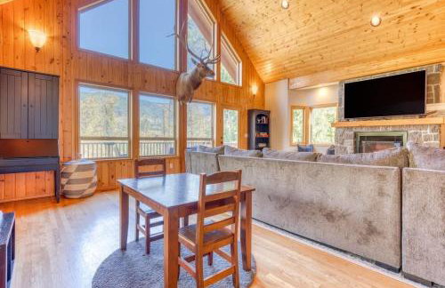 Iron Mountain - Spacious Secluded Lodge with Hot Tub & Game Room - Photo 16