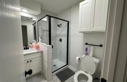 Cozy Condo Private Room, 10 Mins from AT&T Stadium, Gated, Free Parking, & In-Unit Laundry - Foto 6