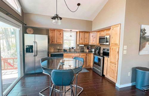 Treetop & Waterfront! Hot Tub, Kayaks, Game Room - Foto 26