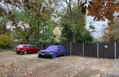 STUNNING GARDEN APARTMENT Central Exclusive Self Catering With Free Off Road Parking By Flat & Wiffi Beautifully Secluded 3 mins From All Amenities THIS IS A HOME NOT A HOTEL - Photo 20
