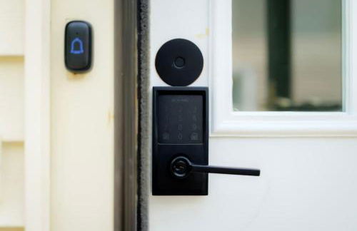 The Minimalist Escape - Modern 1BD in the Heights - Foto 23