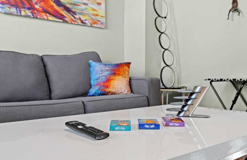 Cozy Downtown Stay w Private Backyard & Parking - Foto 8