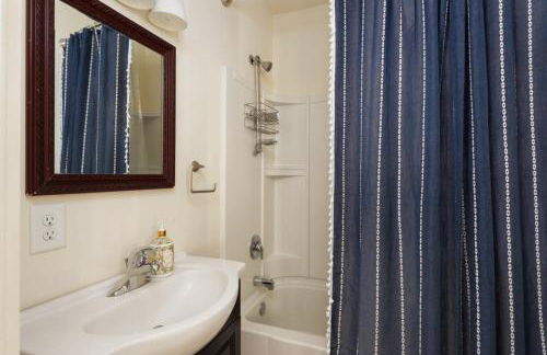 Historic 1897 Bill Murray House, DT Charm, Game Room and Parking - Foto 35